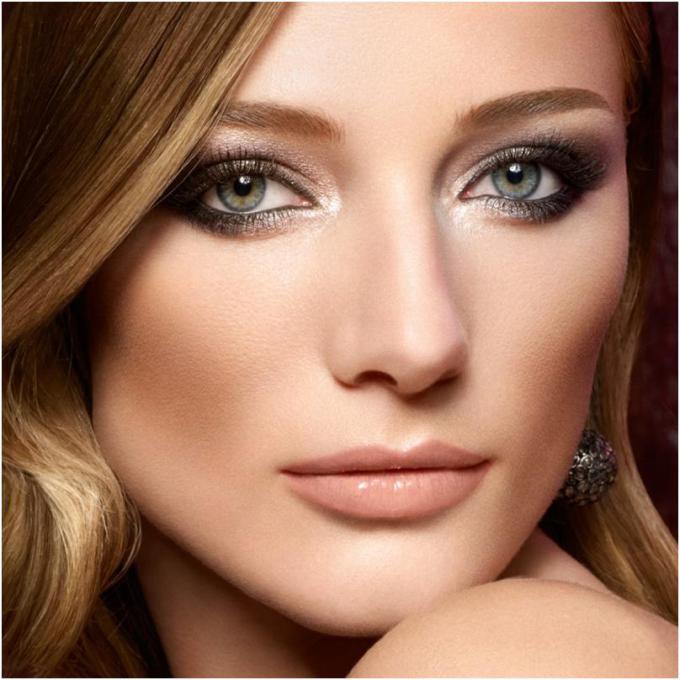 Top 6 Small Eye Makeup Tips - Pale Eye Shadow on Lid