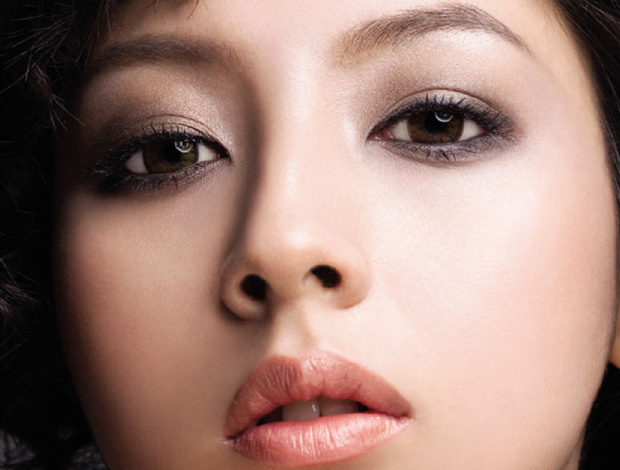 Top 6 Small Eye Makeup Tips - Dull COLORS TO OUTER CORNERS OF EYES