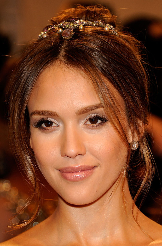 16+ Jessica Alba Hairstyles In 2011 Short Wavy Look